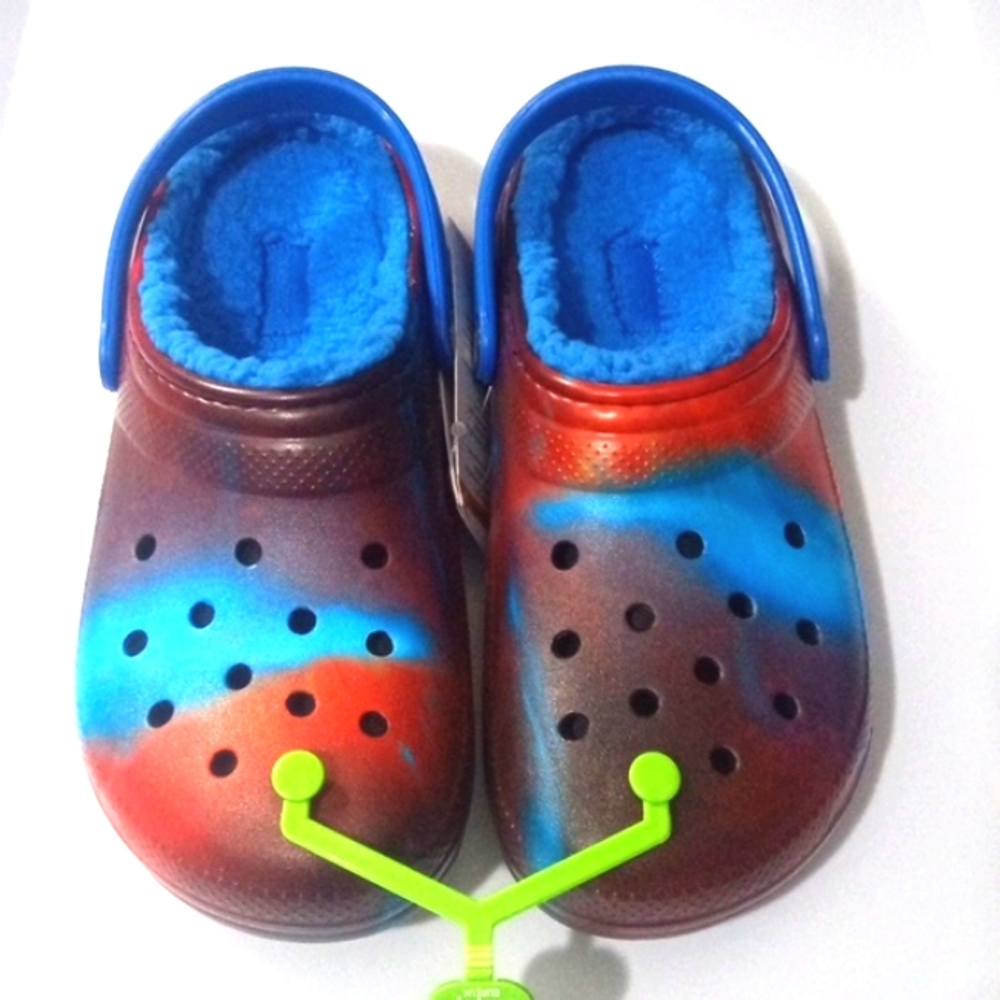 CROCS KIDS RED AND BLUE TIE DYED COZY FUR LINED SHOES SIZE 5 NWT